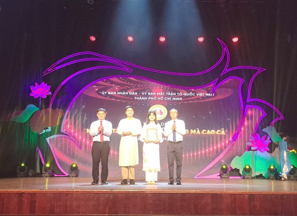 মিঃ নগুয়েন মান কুওং - সিটি পার্টি কমিটির গণসংহতি কমিটির প্রধান (বাম প্রচ্ছদ) এবং হো চি মিন সিটির ভিয়েতনাম ফাদারল্যান্ড ফ্রন্ট কমিটির নেতারা ব্যক্তিদের ব্যাজ প্রদান করেছেন।