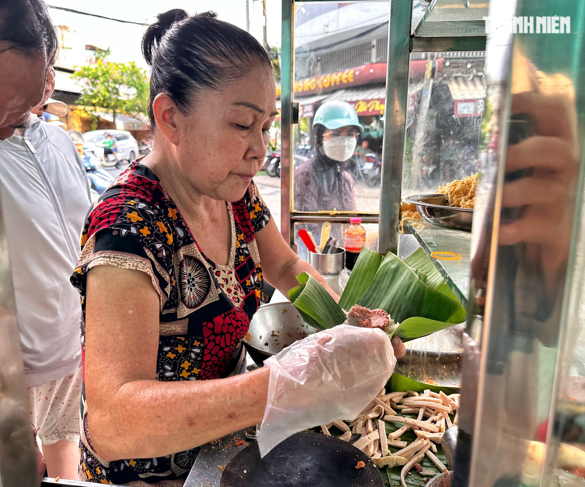 ‘Xôi cứu hỏa’ TP.HCM 40 năm gói lá chuối: Khách đông vì 'cho xôi ngậm nước dừa'  - Ảnh 1.