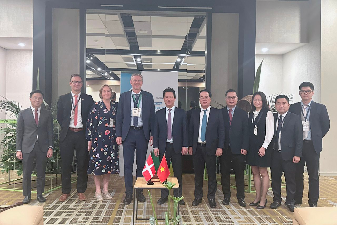 20230922-Minister-and-Minister-of-Denmark-take-photos-with-2-working-groups.jpg
