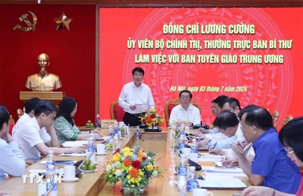 Luong Cuong, membre permanent du Secrétariat, visite et travaille avec le Département central de la propagande