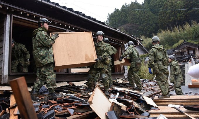 Las Fuerzas de Autodefensa de Japón ayudan a limpiar los escombros después del terremoto en la prefectura de Ishikawa el 3 de enero. Foto: Reuters