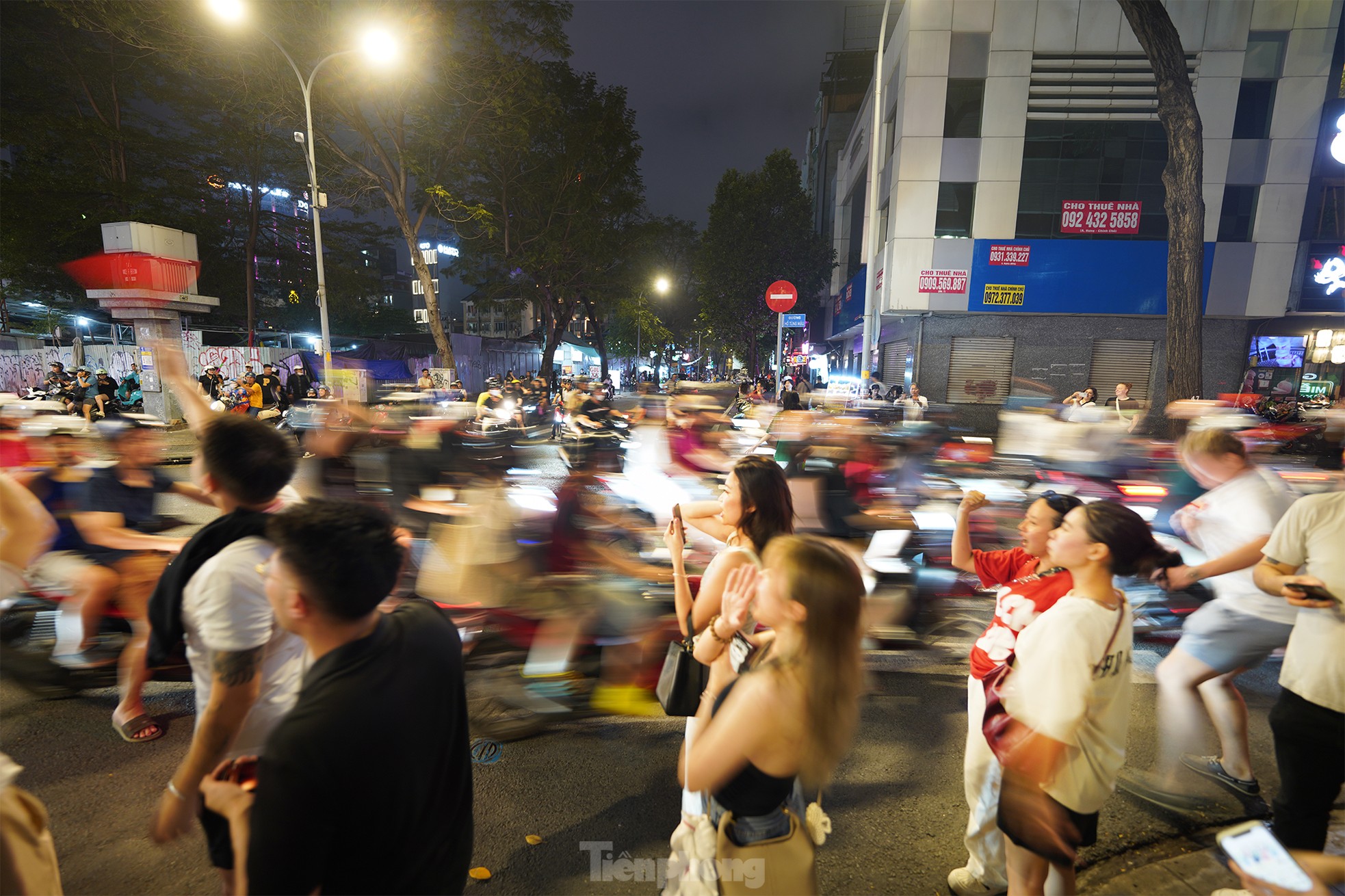 Ho Chi Minh City fans dye Ben Thanh market and central streets red photo 6