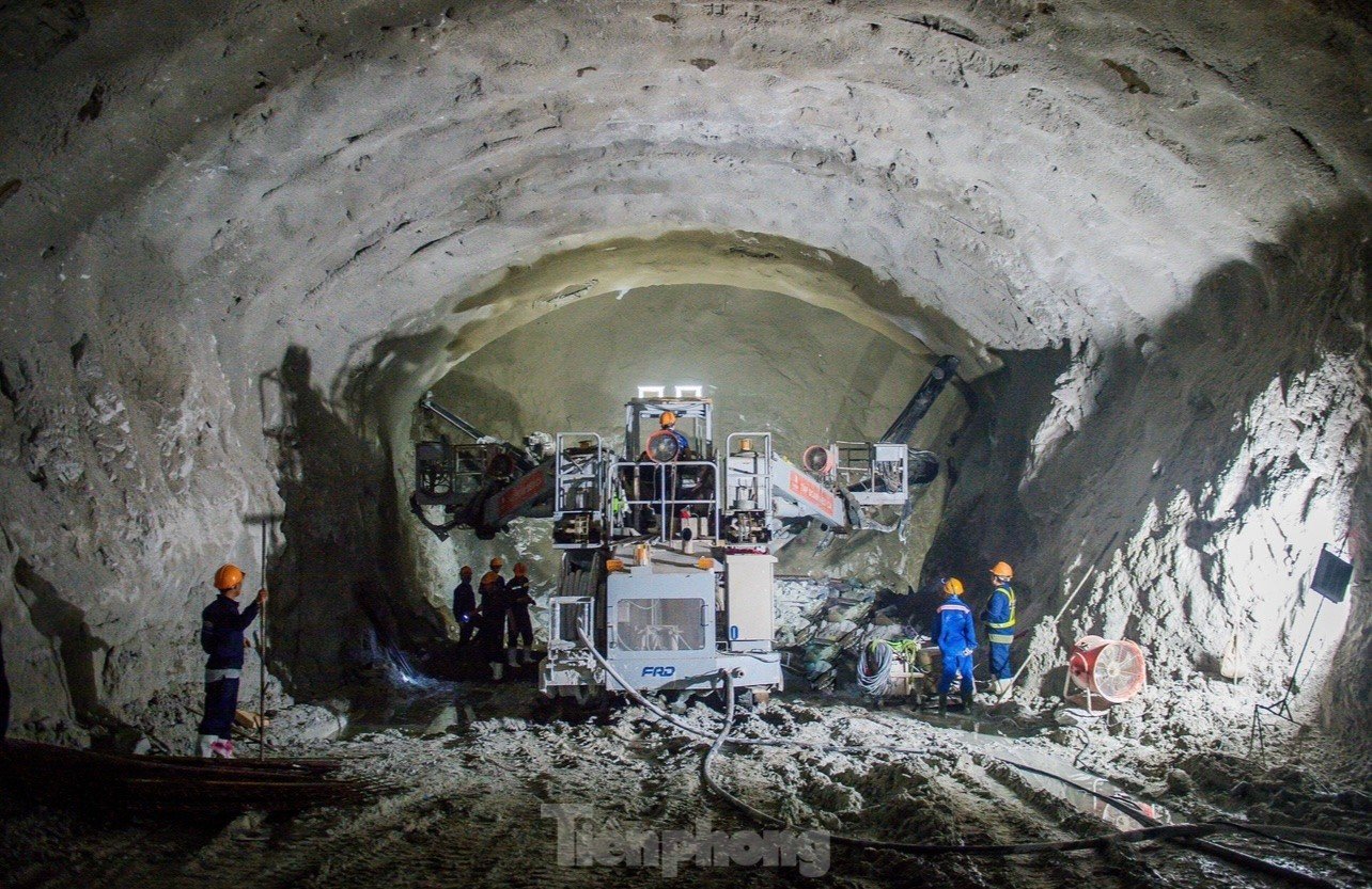 Gros plan sur la construction du plus long tunnel de montagne de l'autoroute Nord-Sud, photo 13