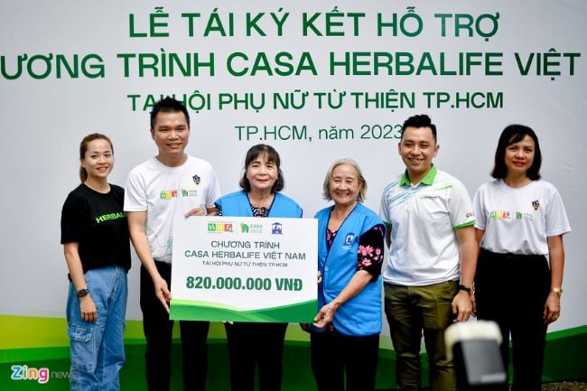 Les représentants d'Herbalife Vietnam et de l'Association caritative des femmes de Ho Chi Minh-Ville ont signé à nouveau le programme Casa Herbalife Vietnam.