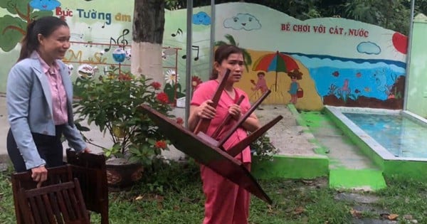 Teachers in Da Nang go to school to raise equipment to prevent flooding