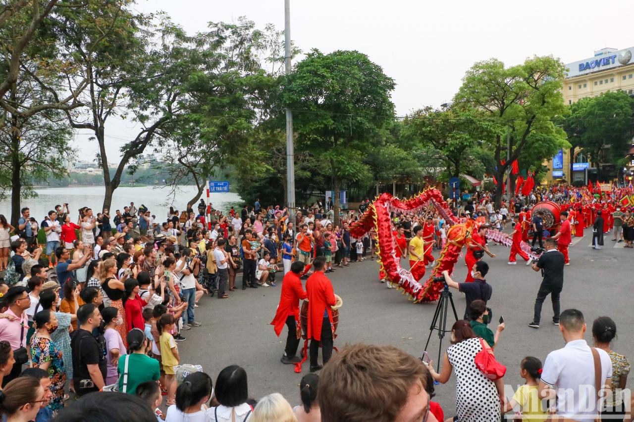 [Photo] Bustling traditional procession of Kim Ngan Communal House Festival photo 12