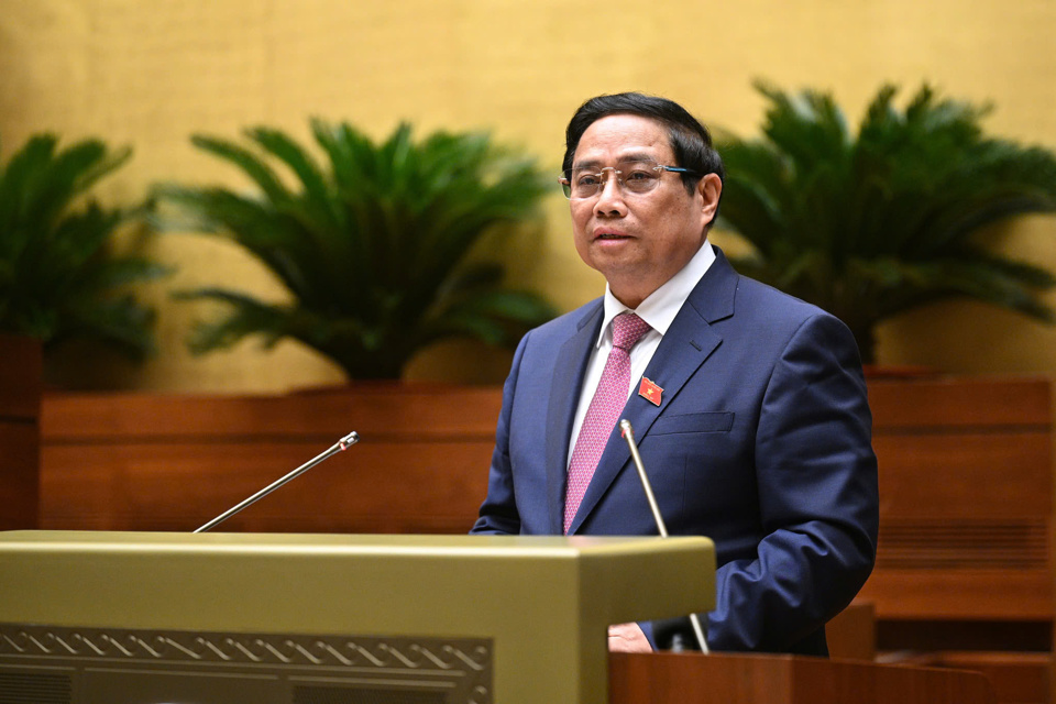 Le Premier ministre Pham Minh Chinh rend compte des résultats de la mise en œuvre du plan de développement socio-économique pour 2024 ; Plan de développement socio-économique projeté pour 2025. Photo : Quochoi.vn