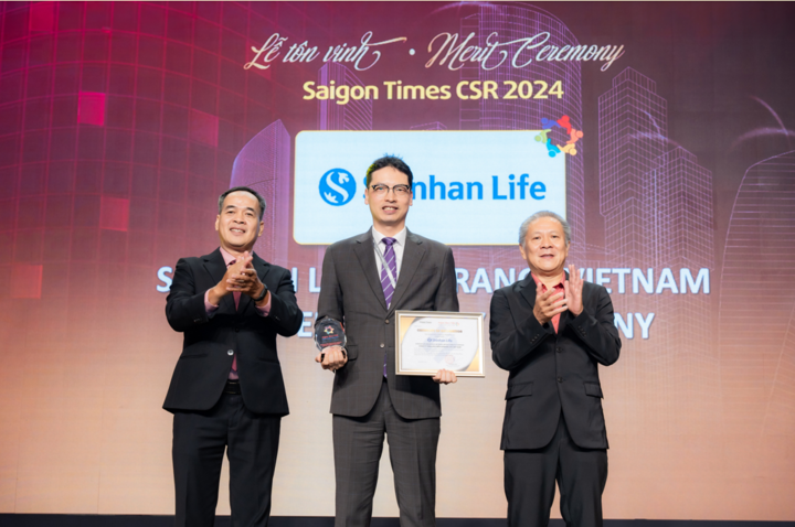 Bapak Bae Seung Jun, Direktur Umum Shinhan Life Vietnam (tengah), menerima penghargaan tersebut.