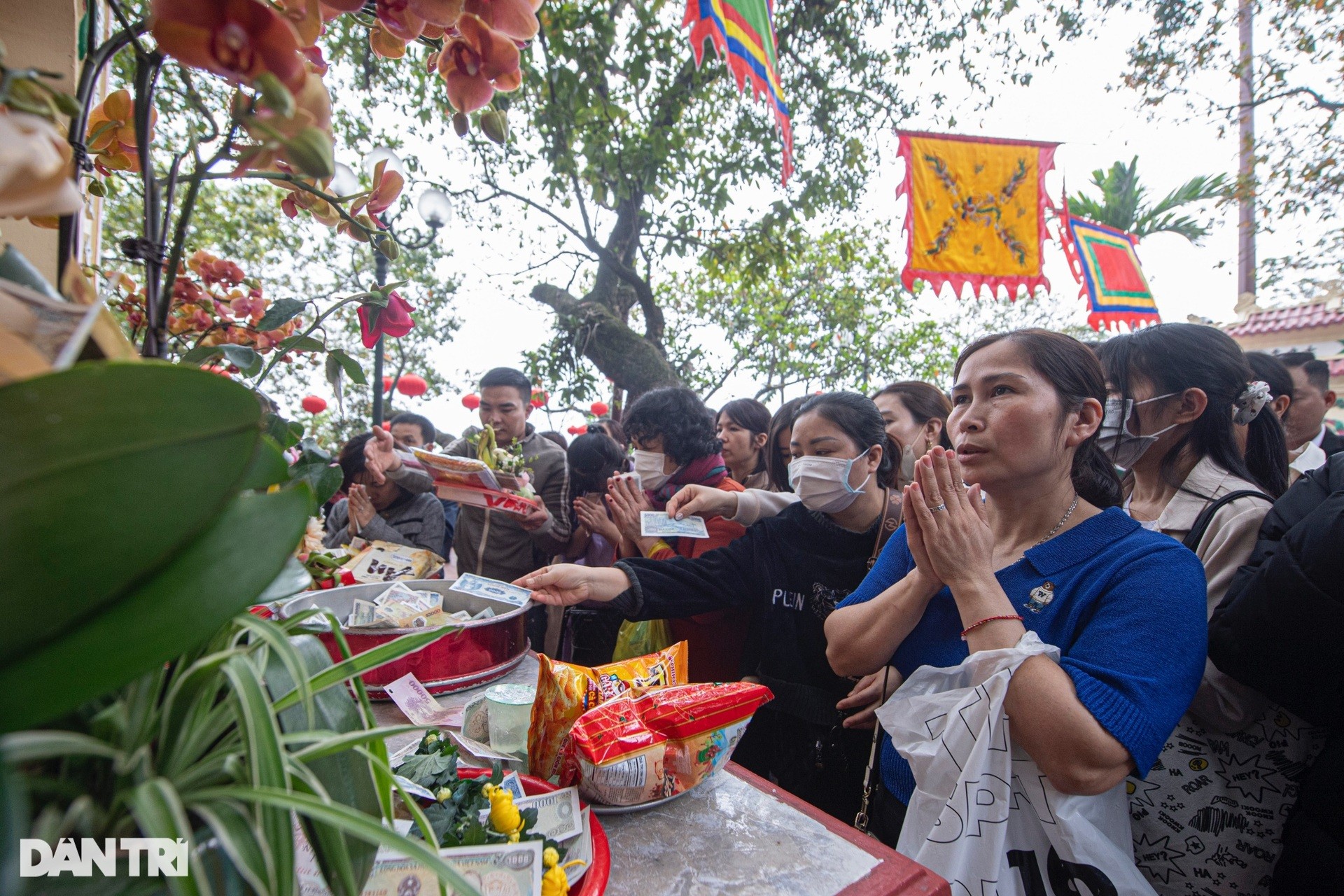 On the first day of work, Tay Ho Palace was packed with people offering prayers, tourists jostled to find a way to enter photo 11