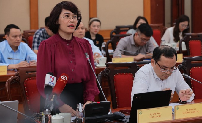 La Sra. Nguyen Thi Ngoc Diep, Directora del Departamento de Asuntos Jurídicos del Ministerio de Ciencia y Tecnología, habló sobre la modificación de la Ley de Ciencia y Tecnología. Foto: TTTT