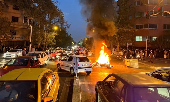 Phương tiện bị đốt cháy trong một cuộc biểu tình ở thủ đô Tehran, Iran, hồi tháng 9 năm ngoái. Ảnh: Reuters