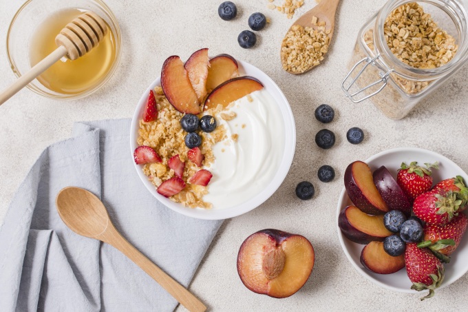 Yaourt aux fruits et flocons d'avoine. Photo de : Freepik