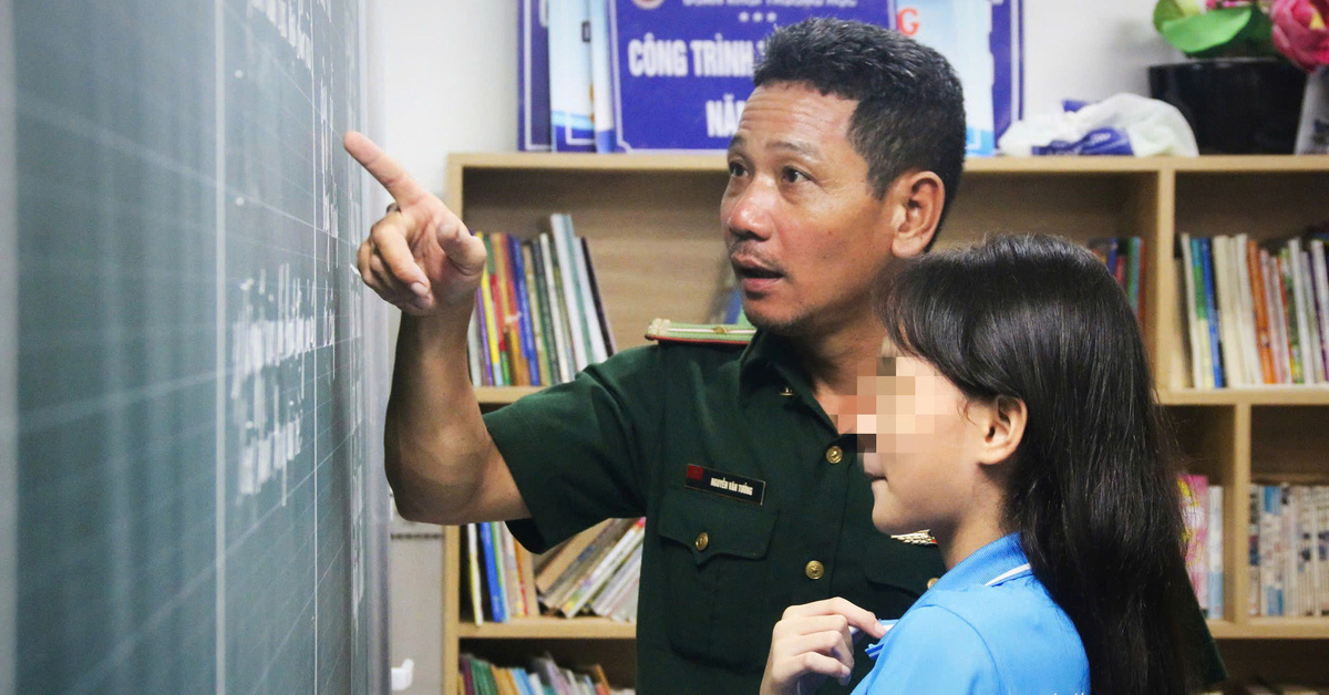 The green-uniformed teacher has taught poor students in Nha Trang for 20 years.