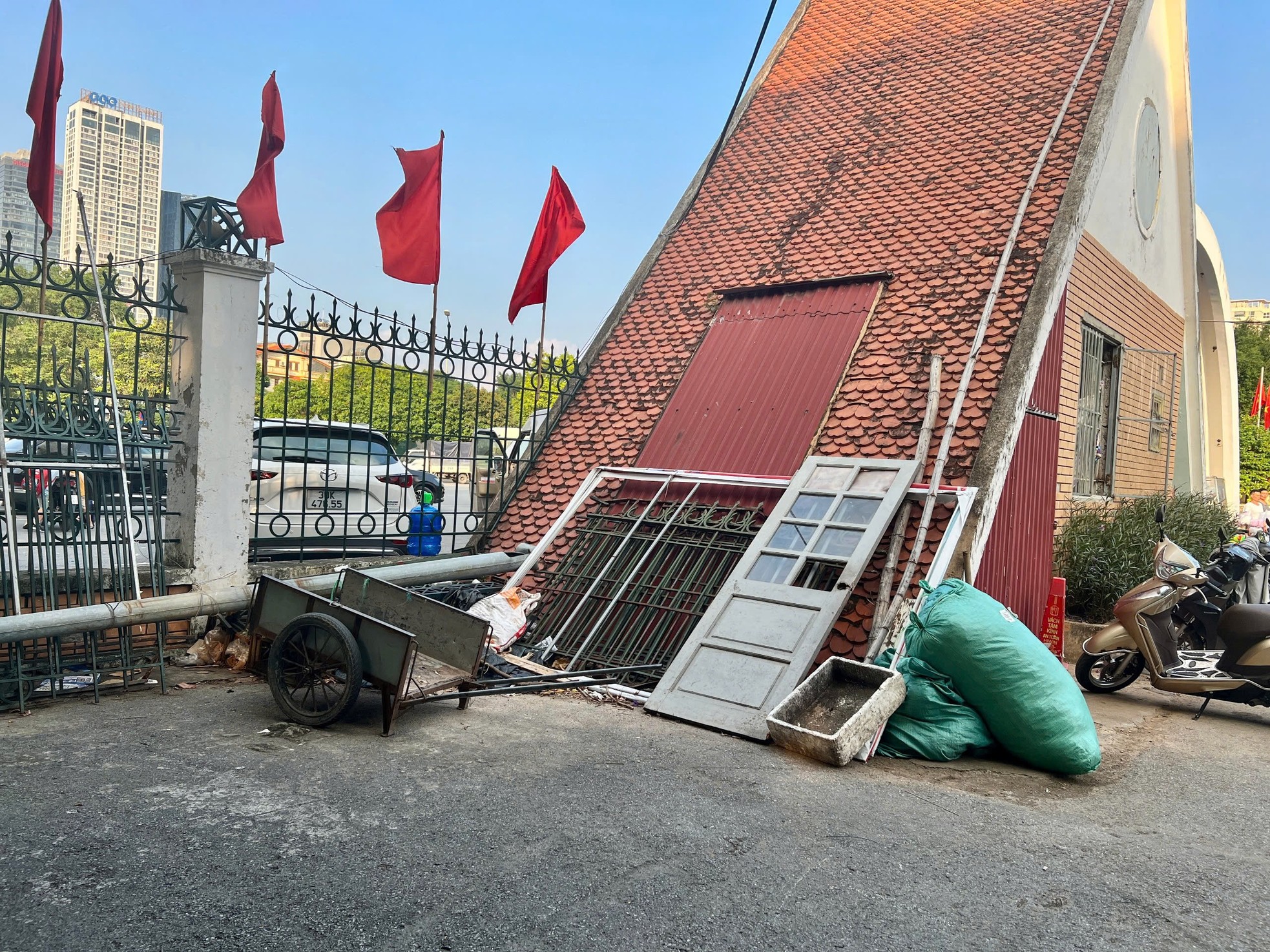 Dilapidated and degraded scenes at two large parks in Hanoi photo 3