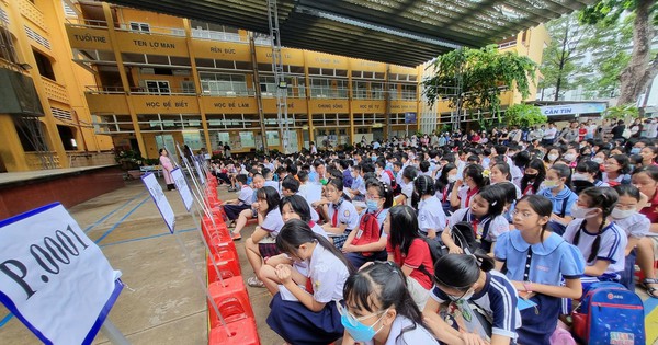 Ce matin, les élèves ont passé le premier test de 6e année à l'école secondaire et au lycée Tran Dai Nghia.