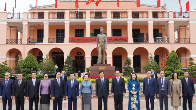 Le secrétaire général et président du Laos, Thongloun Sisoulith, visite le quai de Nha Rong