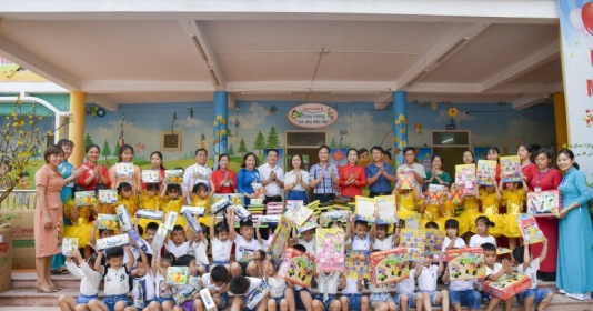 Zeitung für Arbeit und Soziales überreicht den Schülern des Ho Chi Minh I-Kindergartens Geschenke