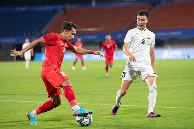 Indonesia (áo đỏ) thua Uzbekistan 0-2, dừng bước ở vòng 1/8 Asiad 19. Ảnh: NOC Indonesia