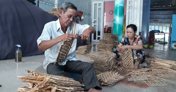 Lục bình, cây ngoại lai hoang dã, heo ăn chả nổi, nay ở Sóc Trăng dân cắt, phơi, đan lát, có tiền