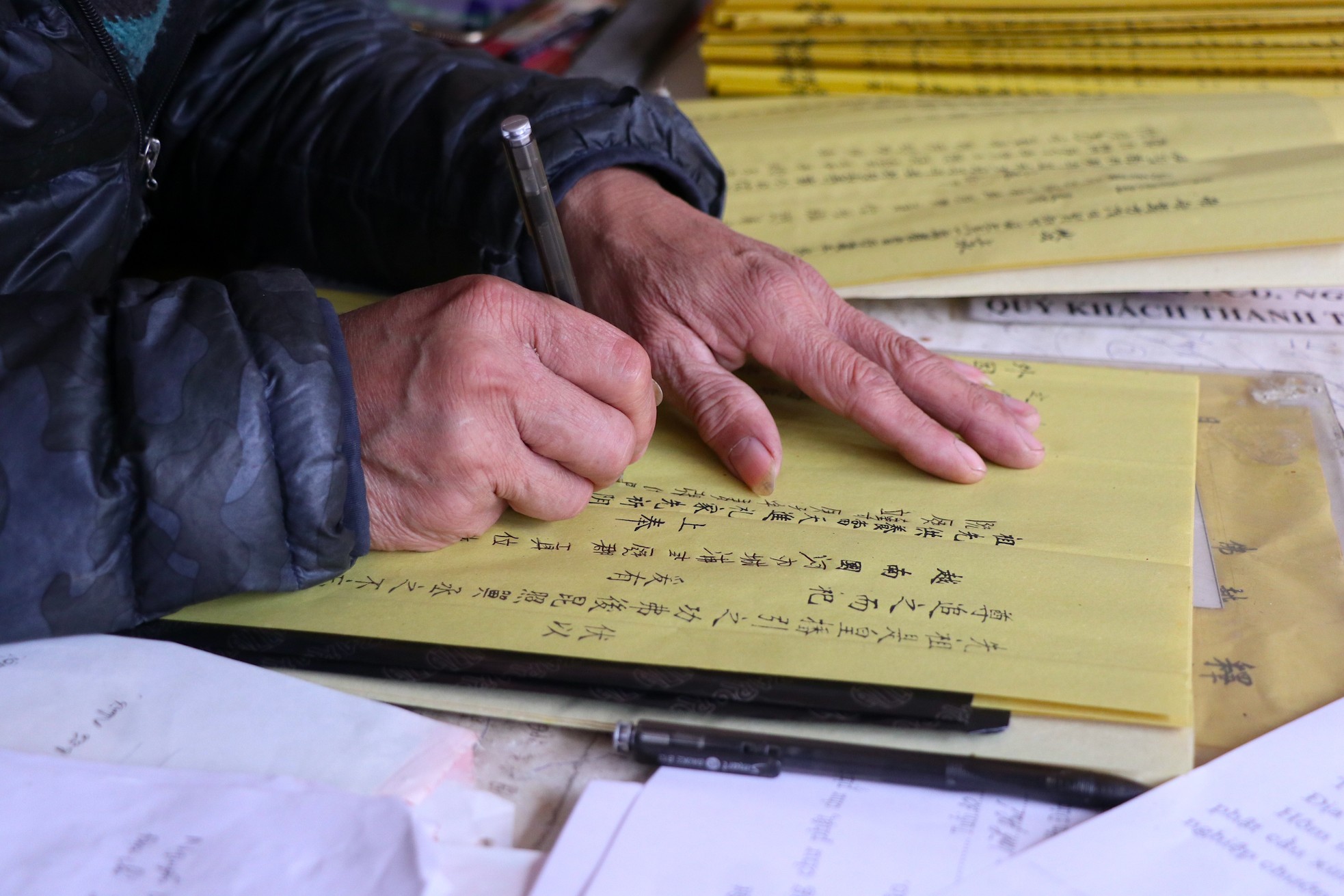 Молодые мужчины и женщины идут в пагоду Ха, чтобы помолиться о любви в день полнолуния в январе, фото 5