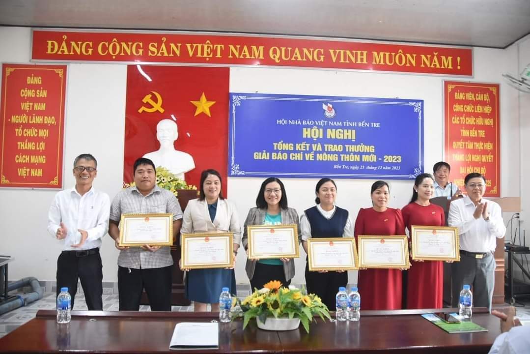 L'Association provinciale des journaux de Ben Tre a décerné des prix à 24 œuvres qui ont remporté le Prix du nouveau journal rural, photo 1