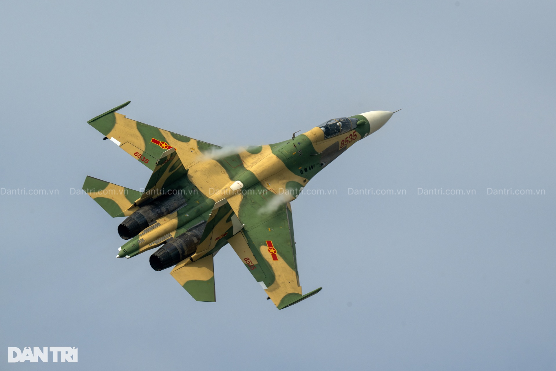 Hổ mang chúa SU-30MK2 thả 96 quả đạn nhiễu rực sáng bầu trời Hà Nội - 14