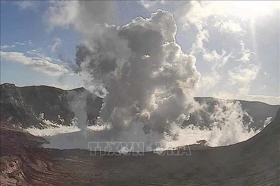 El volcán Taal en un lago en la provincia de Batangas arroja cenizas a cientos de metros hacia el cielo, el 26 de marzo de 2022 (fotografía proporcionada por el Instituto Filipino de Vulcanología y Sismología). Foto: AFP/VNA