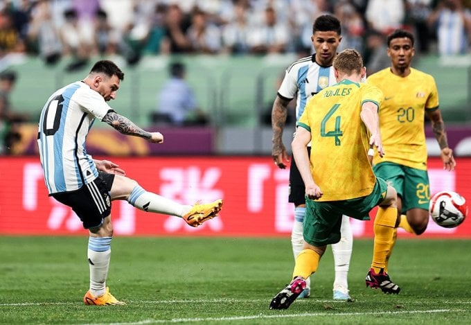 Messi sút xa ghi bàn vào lưới Australia trong trận giao hữu trên sân Công Nhân, thành phố Bắc Kinh, Trung Quốc ngày 15/6/2023. Ảnh: BR Football