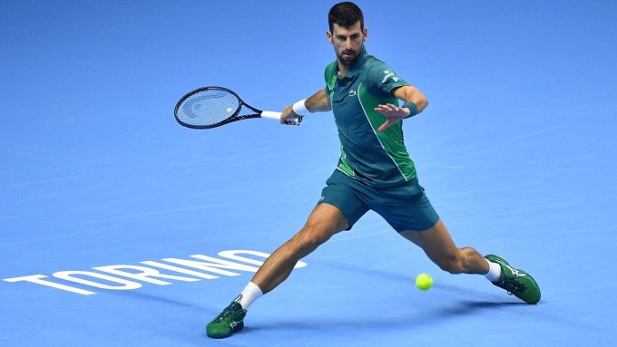 Djokovic cứu bóng trong một trận đấu ở ATP Finals, tại Turin, Italy tháng 11/2023. Ảnh: Reuters