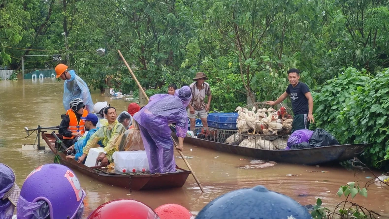 Die Überschwemmungen des Thao-Flusses überschreiten das historische Niveau, steigende Wasserstände des Roten Flusses wirken sich auf einige Gebiete in Hanoi aus, Foto 18