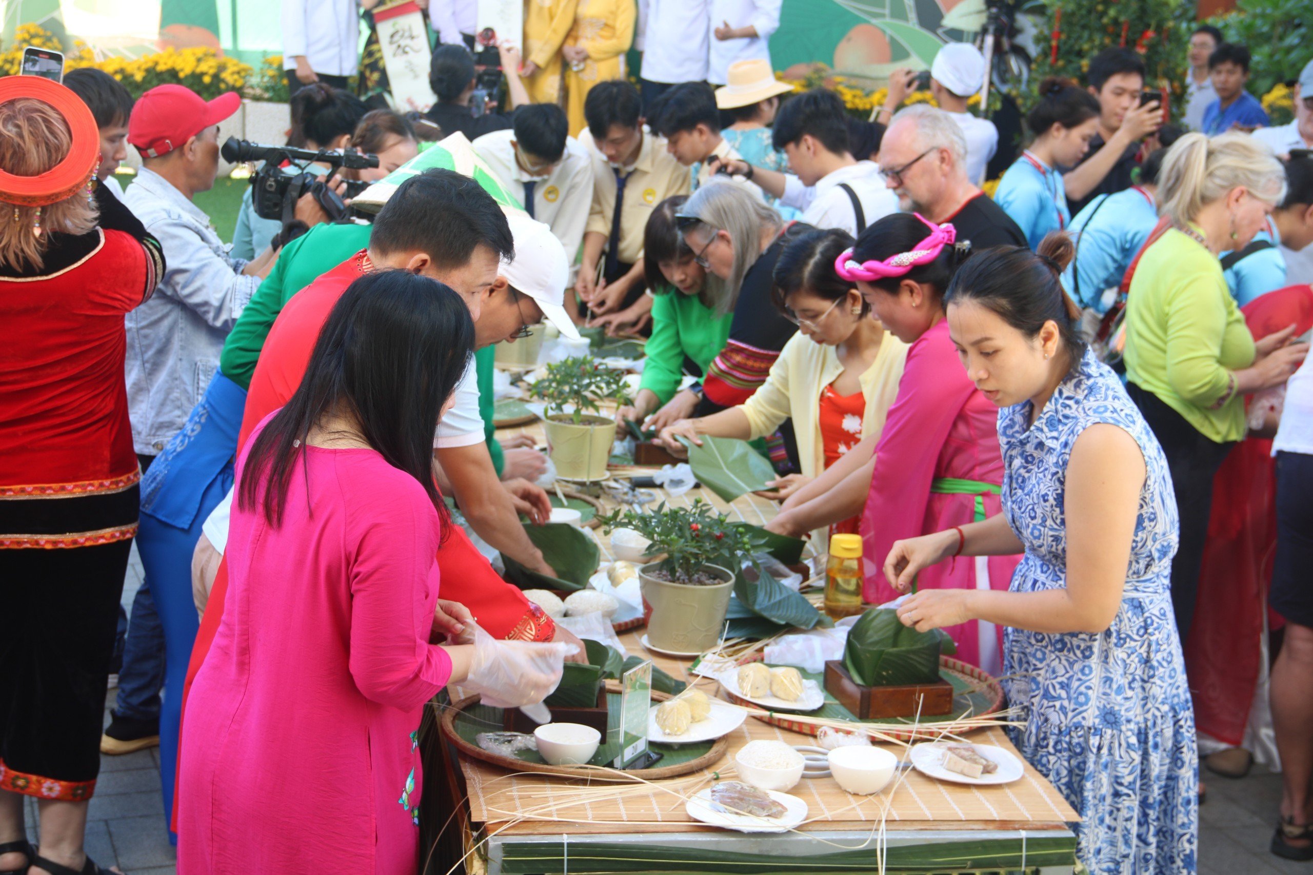 Khách quốc tế trổ tài gói bánh chưng tại Mũi Né- Ảnh 7.