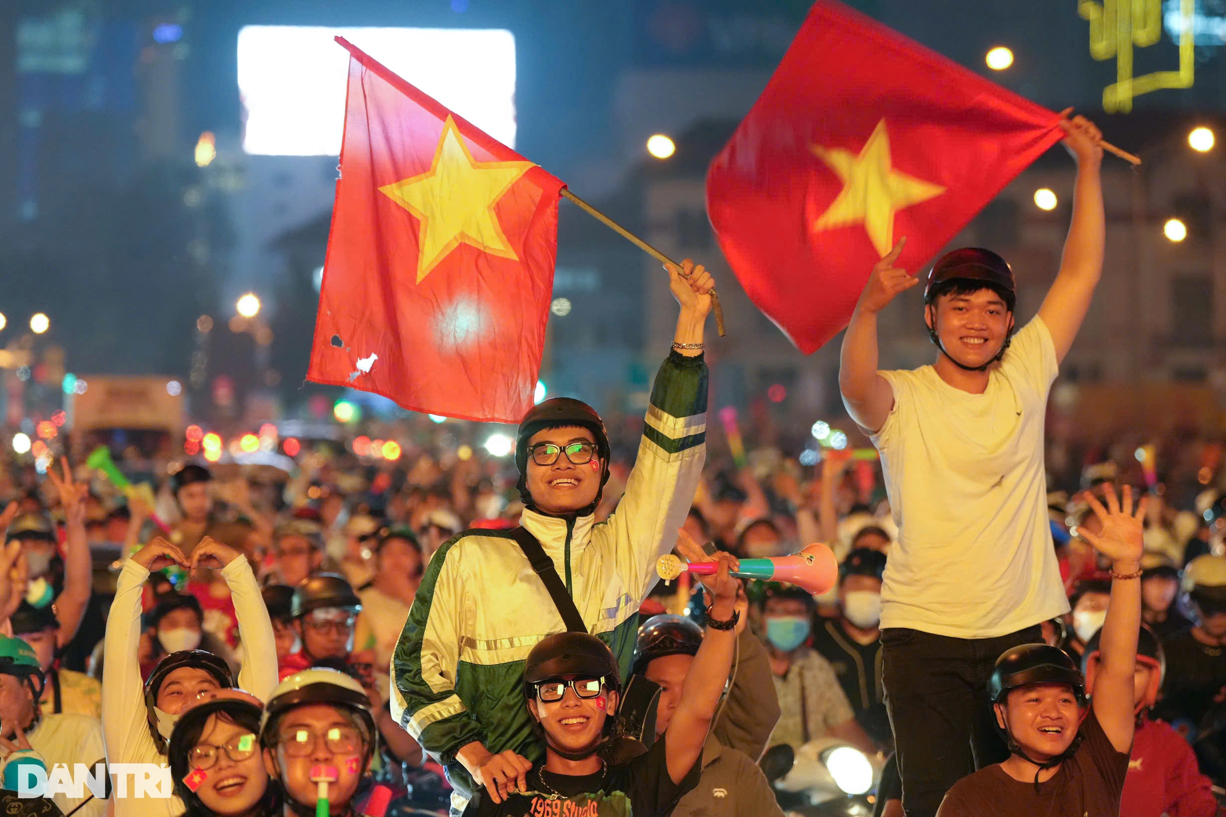 Ein Meer von Menschen strömte auf die Straßen, um den Sieg der vietnamesischen Mannschaft zu feiern