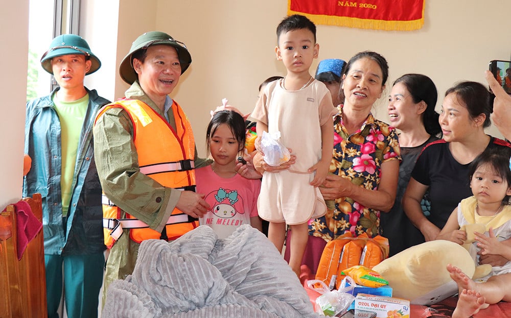 รัฐมนตรีว่าการกระทรวงทรัพยากรธรรมชาติและสิ่งแวดล้อม นายโด ดึ๊ก ดิว เยี่ยมเยียนและให้กำลังใจประชาชนที่พักอาศัย ณ สำนักงานใหญ่คณะกรรมการประชาชนเมืองโคฟุก อำเภอทรานเอียน