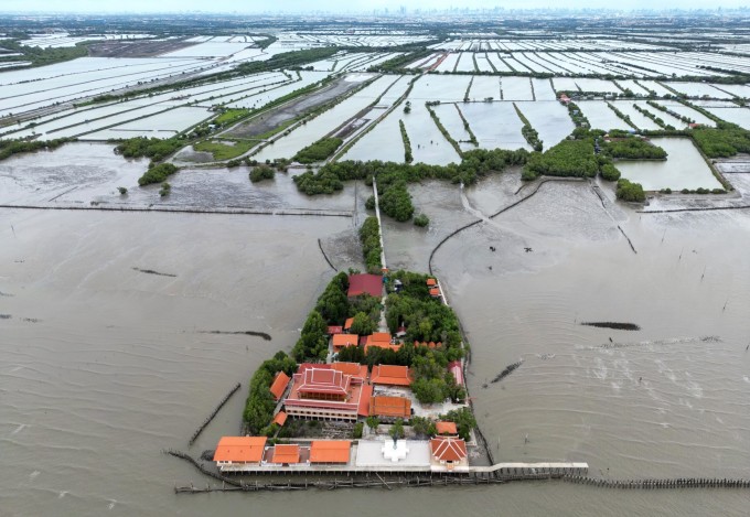 ព្រះ​ពុទ្ធ​សាសនា​ហ៊ុំ​ព័ទ្ធ​ដោយ​ទឹក​សមុទ្រ​នៅ​ភូមិ​បាន​ឃុន ស្រុក​សាមុត​ចិន ថ្ងៃ​ទី​១៤ ខែ​មិថុនា។ រូបថត៖ AFP