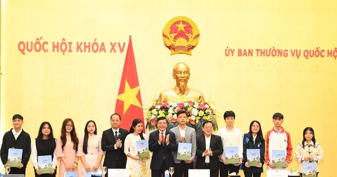 120 thủ khoa xuất sắc được trao học bổng