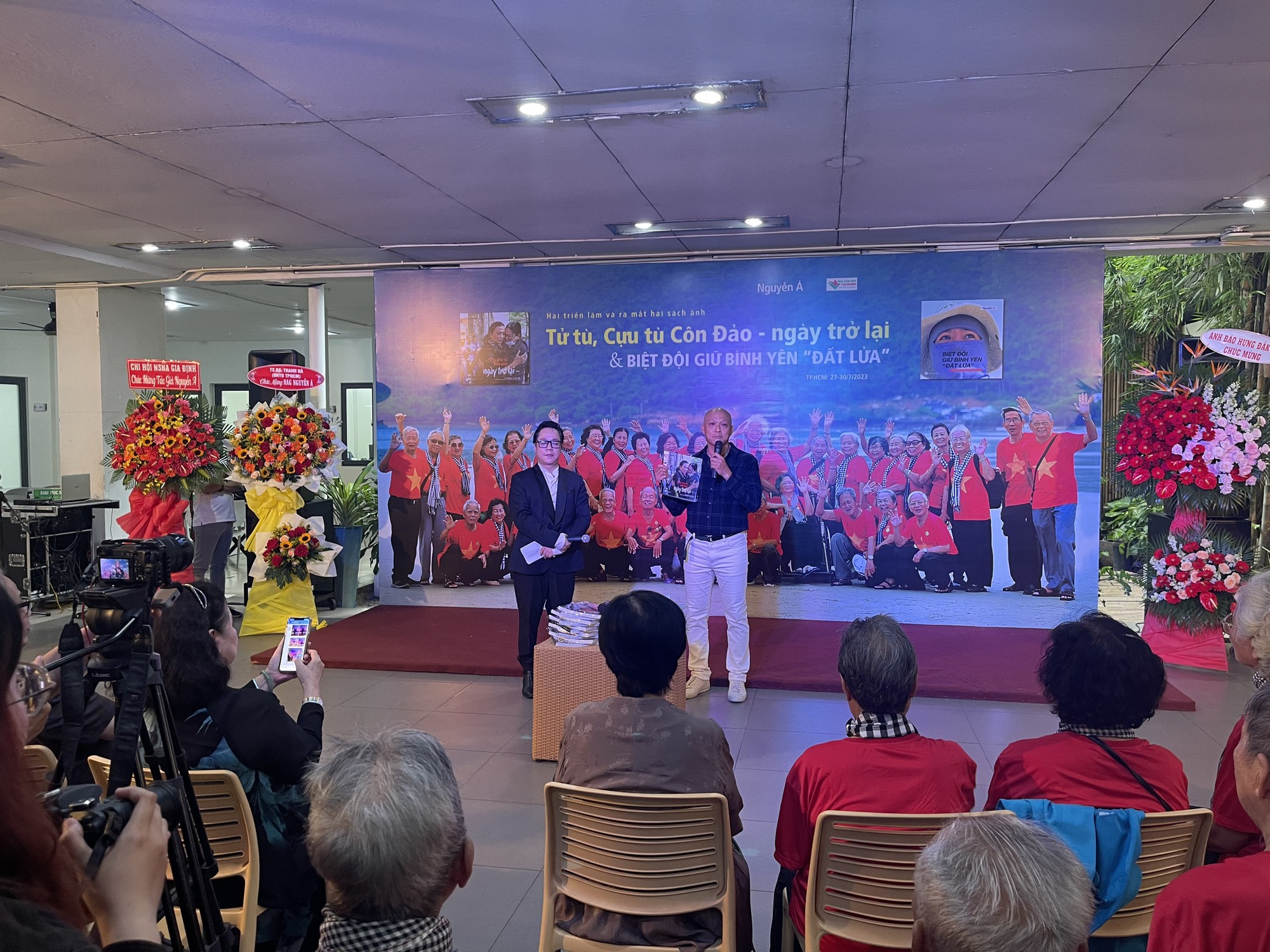 Rưng rưng những bức ảnh của Nguyễn Á 'Tử tù, cựu tù Côn Đảo ngày trở lại' - Ảnh 4.