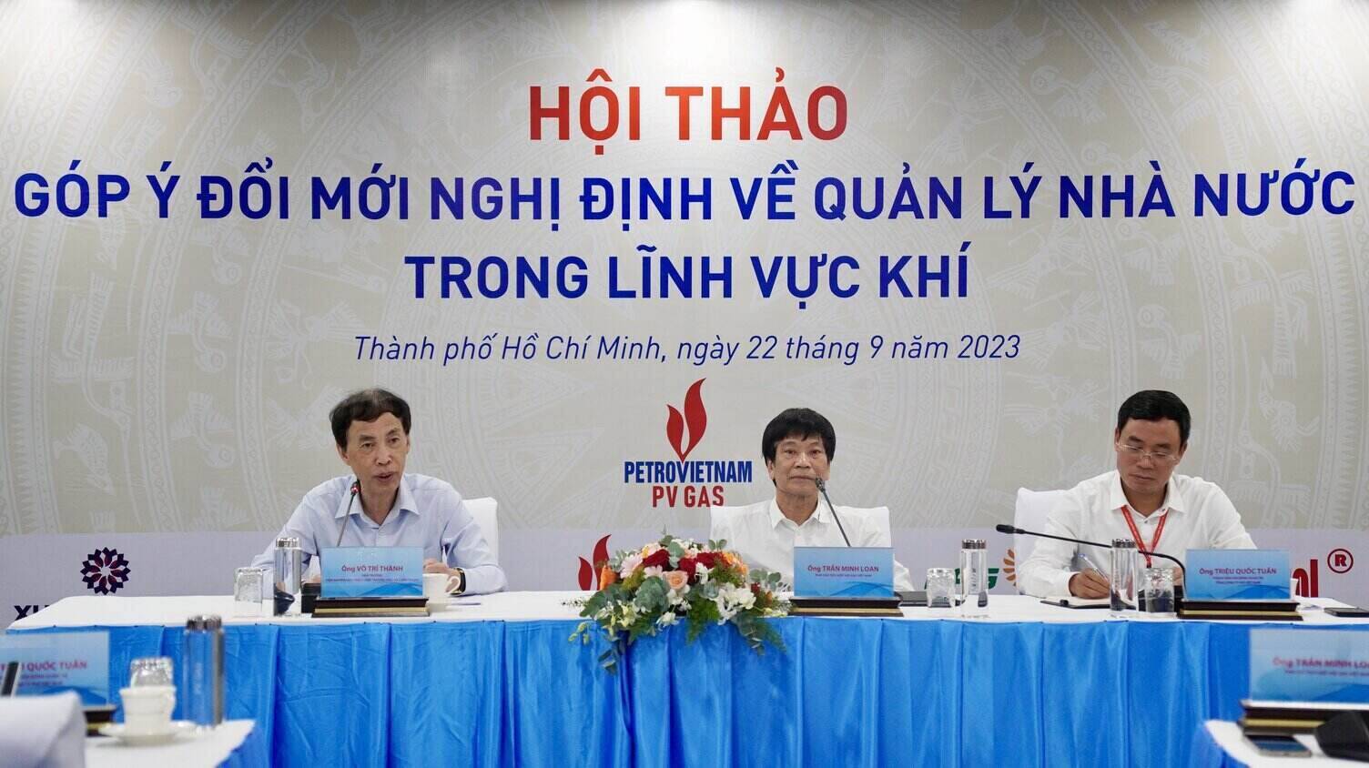 Chủ trì hội thảo. 