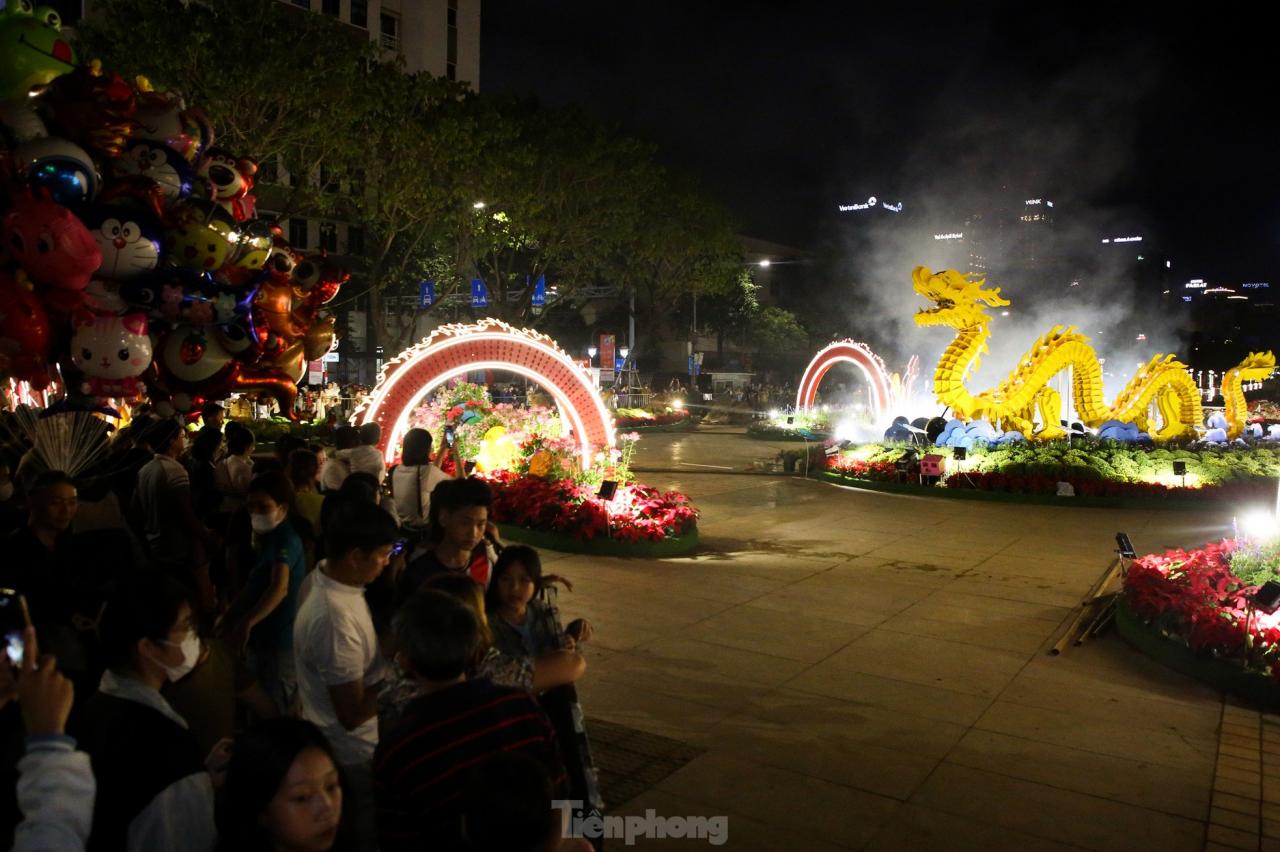 Multitudes de personas observan a la mascota del dragón de Da Nang 'rociar agua y escupir fuego' foto 1