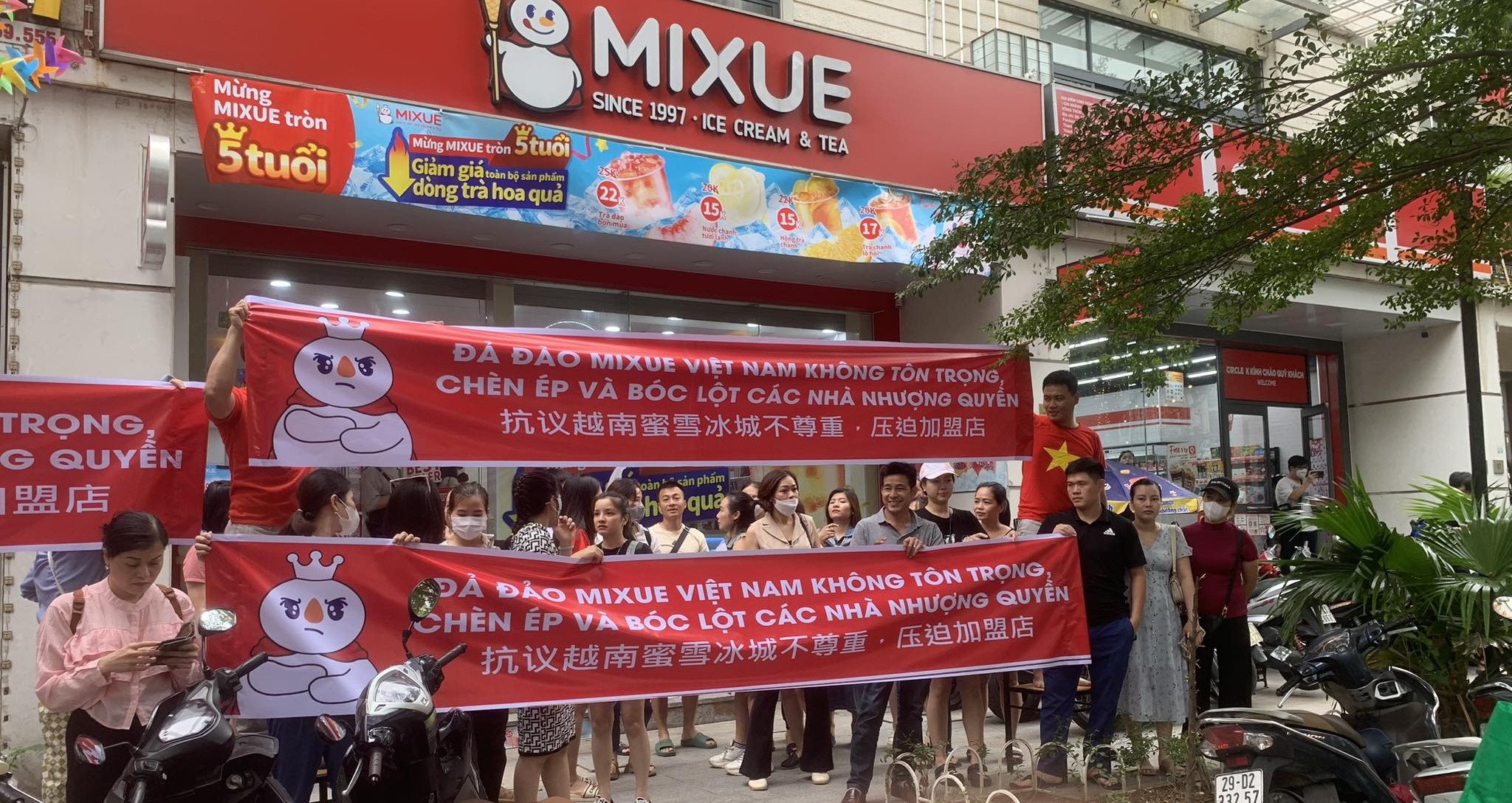 Investing billions, Mixue franchise owner angry about pricing policy