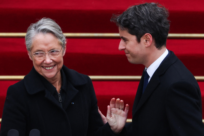 Die ehemalige französische Premierministerin Elisabeth Borne (links) und der neue Premierminister Gabriel Attal bei der Amtsübergabezeremonie am 9. Januar in Paris. Foto: AFP