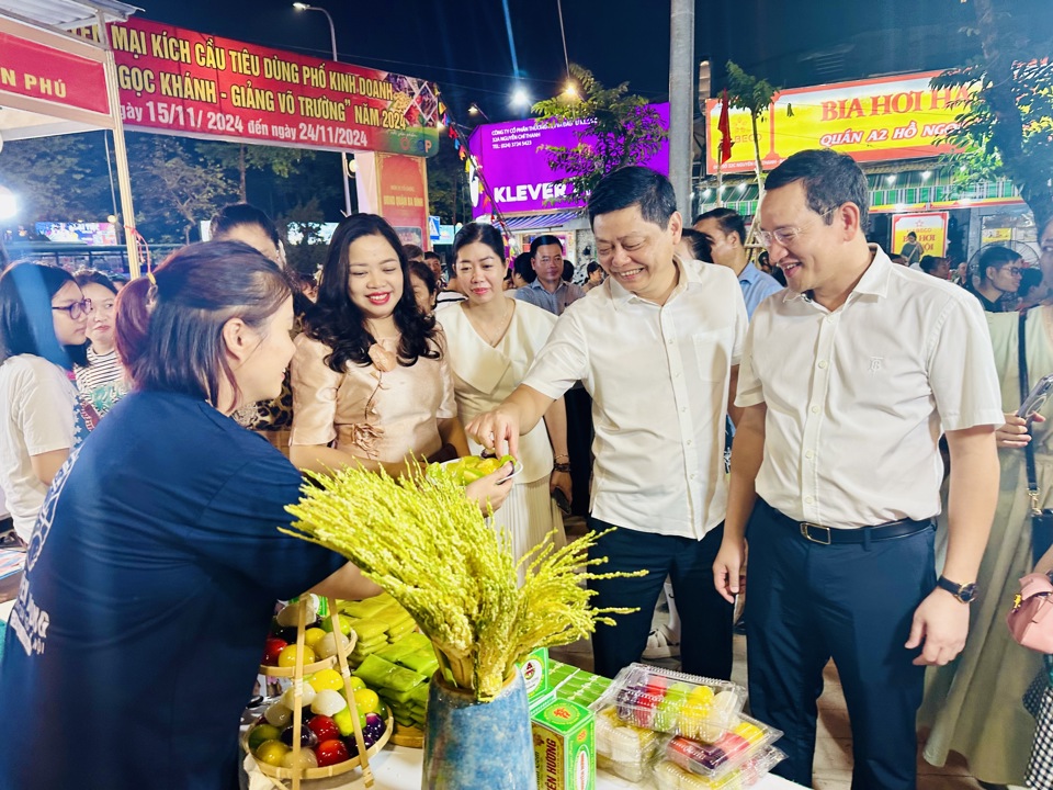 Ba Dinh District leaders visit OCOP product booth at the promotion week. Photo: Mai Huu