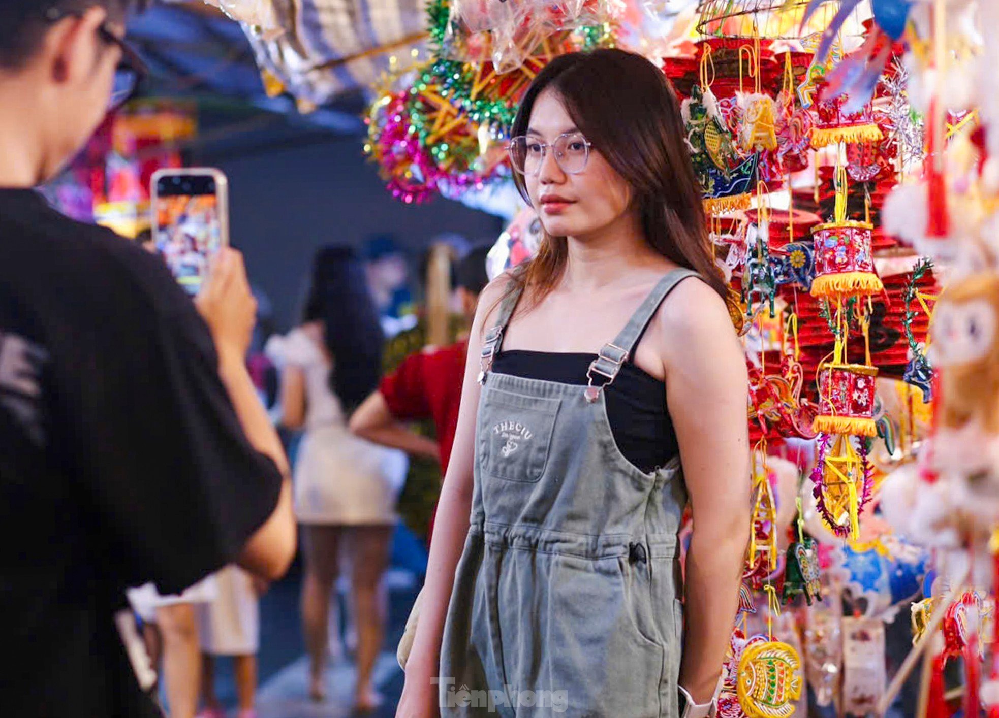 Junge Leute laden sich gegenseitig zum „Check-in“ in der Lantern Street in Ho-Chi-Minh-Stadt ein. Foto 8