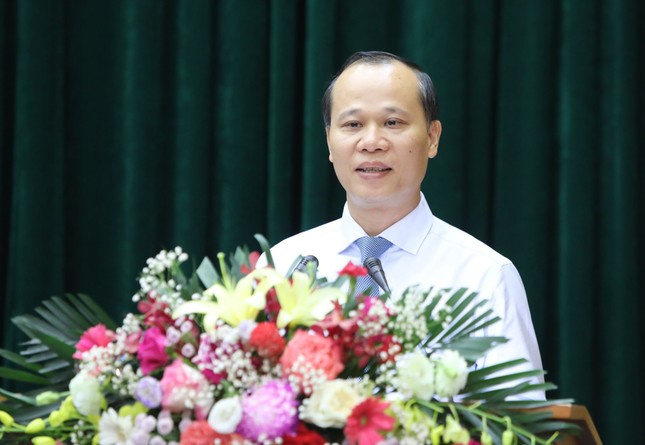 El vicepresidente de la provincia de Bac Giang le pidió a AI que compusiera una canción para alentar al sector educativo. Foto 1