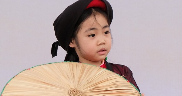 Ouverture du festival Lim, une fillette de 5 ans chante Quan Ho, provoquant un tollé