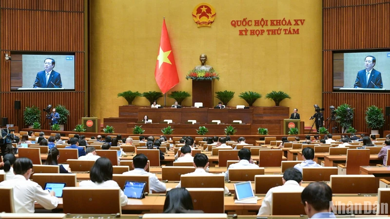 Wissenschafts- und Technologieminister Huynh Thanh Dat stellte den Gesetzesentwurf zur Änderung und Ergänzung einer Reihe von Artikeln des Gesetzes über technische Normen und Vorschriften vor. (Foto: DANG KHOA)