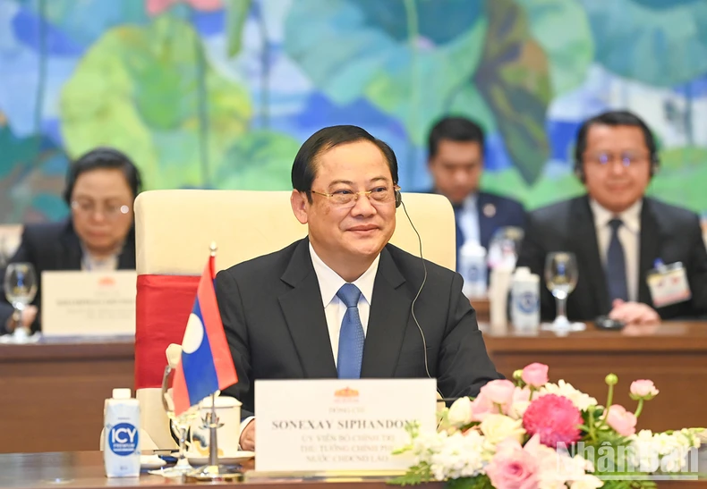 [Photo] Le président de l'Assemblée nationale Vuong Dinh Hue rencontre le Premier ministre laotien Sonexay Siphandone photo 8