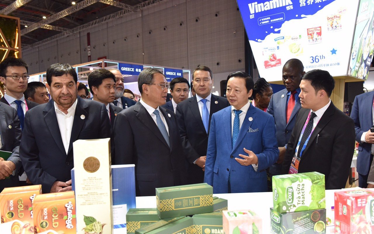 Vizepremierminister Tran Hong Ha besucht Vietnam-Pavillon auf der CIIE 6