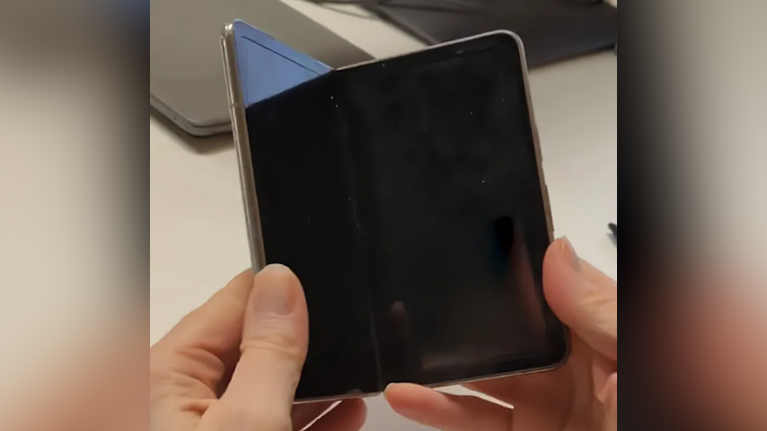 Video of the Google Pixel Fold in hand (image 1)