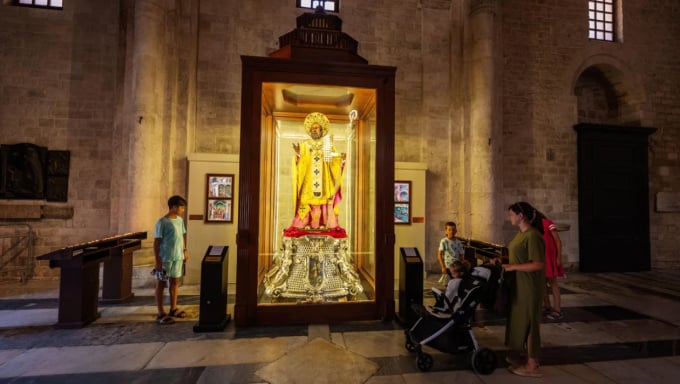 La Basilique de San Nicola à Bari, qui abrite les restes de Saint Nicolas. Photo : Alamy Stock