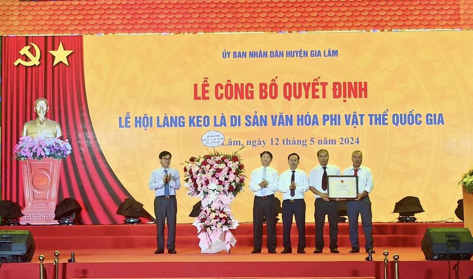 Ph&oacute; Cục trưởng&nbsp;Cục Di sản văn h&oacute;a, Bộ VHTT&amp;DL&nbsp;N&ocirc;ng Quốc Th&agrave;nh trao&nbsp;chứng nhận Di sản văn ho&aacute; phi vật thể Quốc gia cho c&aacute;n bộ v&agrave; Nh&acirc;n d&acirc;n x&atilde; Kim Sơn. &nbsp;